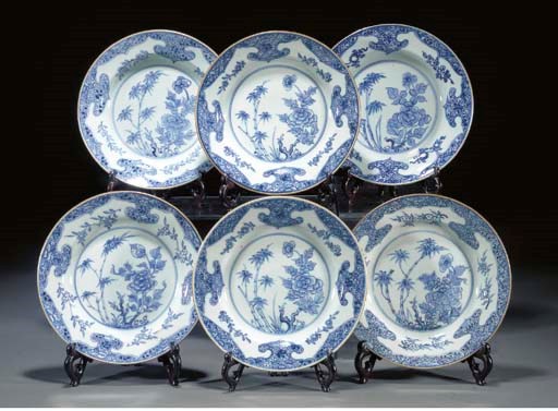 A SET OF TWELVE CHINESE BLUE AND WHITE DISHES
QIANLONG