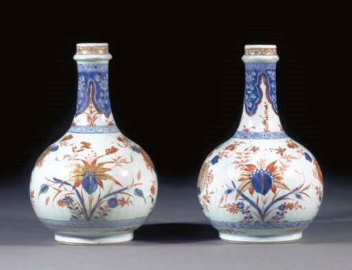 A PAIR OF CHINESE IMARI APOTHECARY BOTTLES
KANGXI