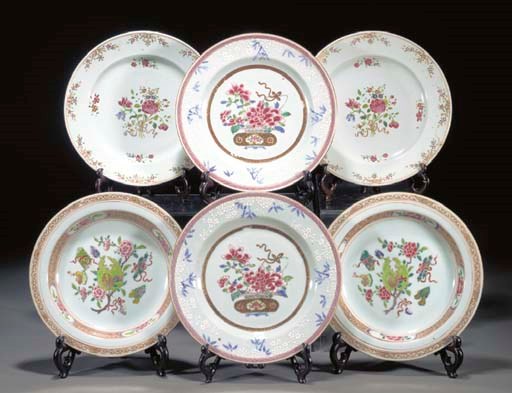 A PAIR OF FAMILLE ROSE EXPORT PLATES
QIANLONG