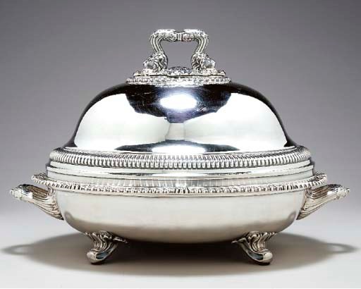 A GEORGE IV SILVER COVERED ENTREE DISH ON PLATED STAND,