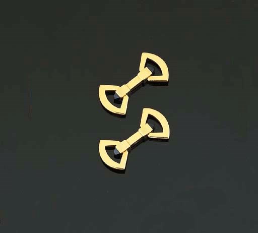 A PAIR OF 18K GOLD AND SAPPHIRE-SET CUFFLINKS