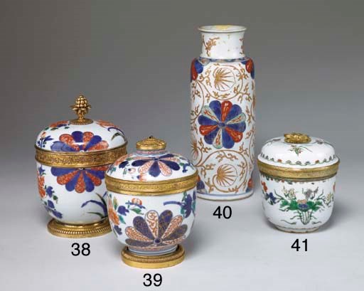 VASE ROULEAU EN PORCELAINE A DECOR IMARI