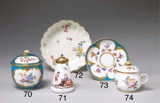 SOUS-TASSE LOBEE EN PORCELAINE TENDRE DE VINCENNES DU XVIIIème SIECLE
