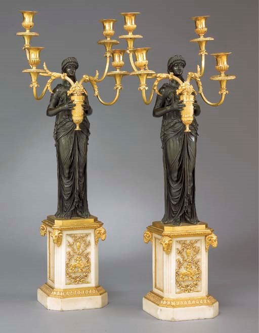 PAIRE DE GIRANDOLES AUX VESTALES DE LA FIN DE L'EPOQUE LOUIS XVI