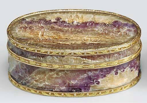 A SAXON THREE-COLOUR GOLD-MOUNTED HARDSTONE SNUFF-BOX