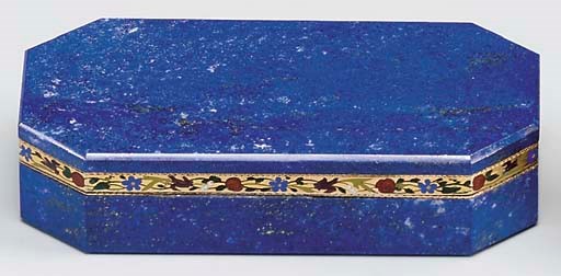 A CONTINENTAL HARDSTONE SNUFF-BOX WITH PARCEL-ENAMELLED GOLD MOUNTS