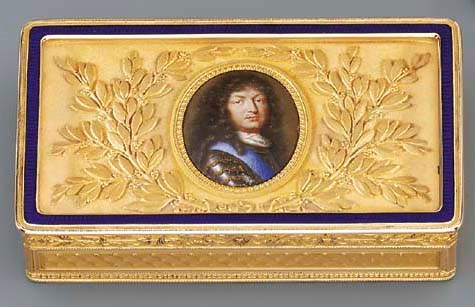 AN EMPIRE PARCEL-ENAMELLED GOLD SNUFF-BOX SET WITH AN ENAMEL MINIATURE