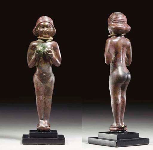 A SYRIAN BRONZE FIGURE OF A NUDE GODDESS