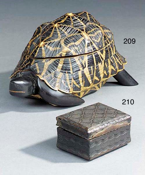 A French pressed tortoiseshell snuff box
