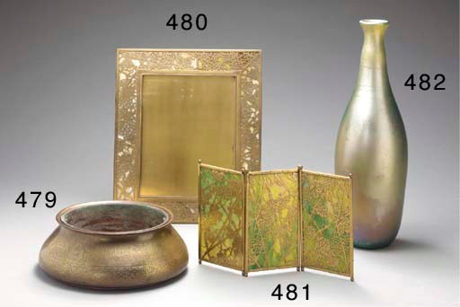 A FAVRILE GLASS VASE