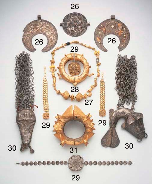 DEUX PENDENTIFS EN METAL FON