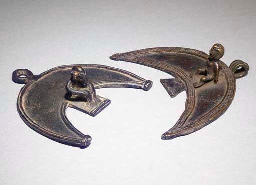 DEUX PENDENTIFS EN LAITON NUNA