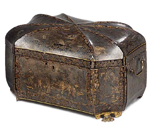 A CHINESE EXPORT BLACK AND GOLD LACQUER BOX