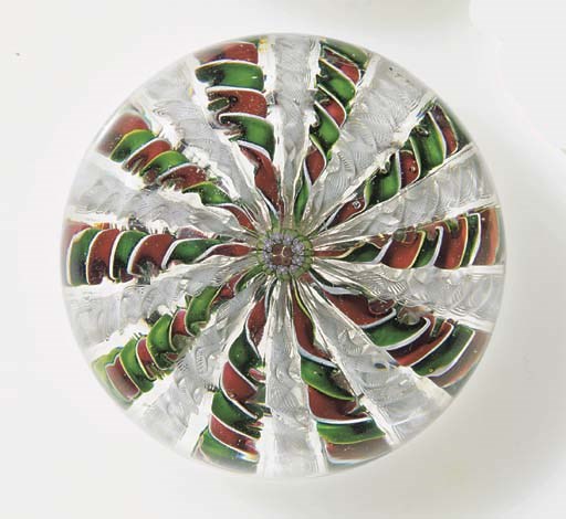 A St. Louis red and green crown weight