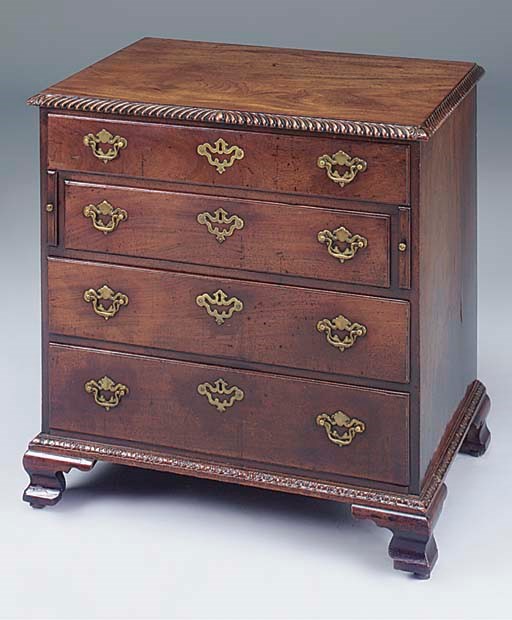 A GEORGE III MAHOGANY GENTLEMAN'S DRESSING CHEST