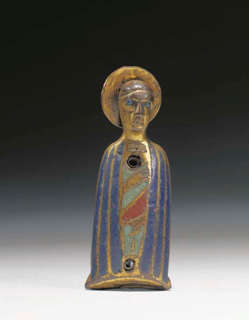 APPLIQUE EN CUIVRE DORE ET EMAILLE REPRESENTANT UNE SAINTE AVEC UNE AURA
