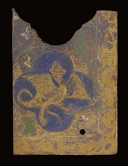 FRAGMENT DE PLAQUE EN CUIVRE DORE ET EMAIL CHAMPLEVE REPRESENTANT UN DRAGON AILE