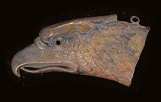 FRAGMENT EN CUIVRE REPOUSSE REPRESENTANT UNE TETE D'AIGLE