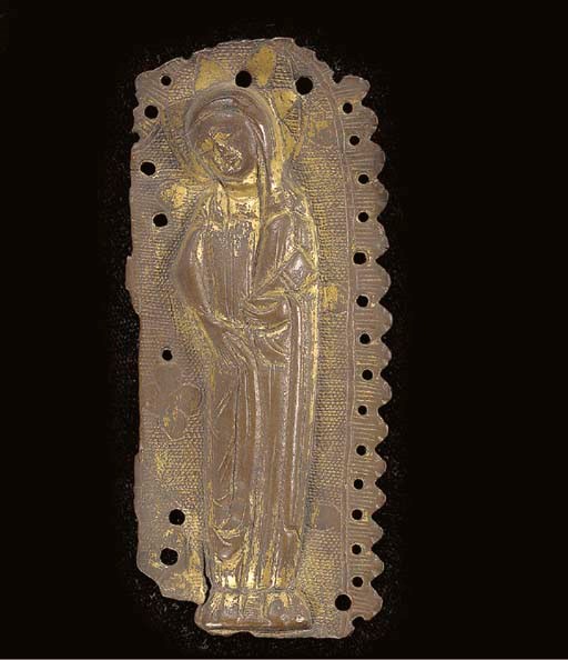 APPLIQUE EN CUIVRE DORE REPOUSSE ET AJOURE REPRESENTANT LA VIERGE