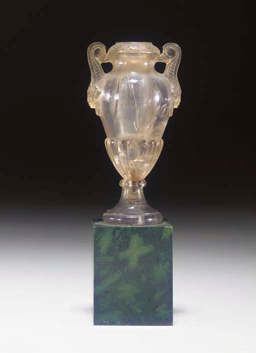 VASE A L'ANTIQUE EN CRISTAL DE ROCHE SCULPTE