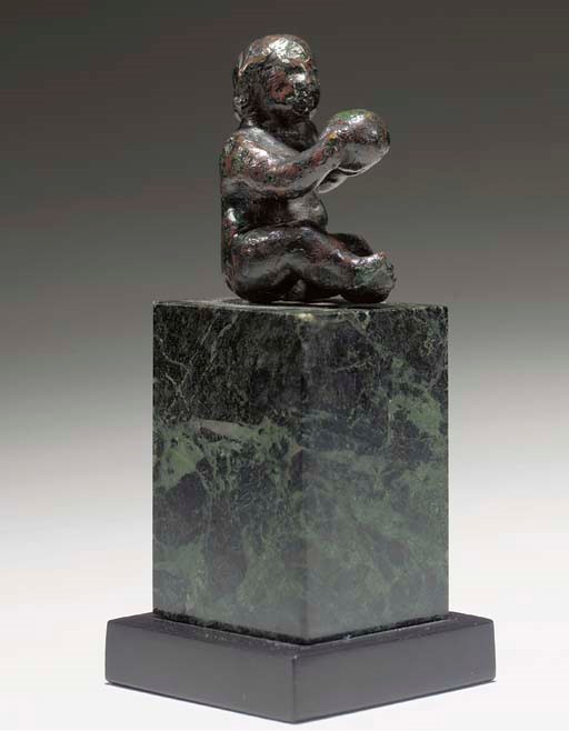 FIGURINE EN BRONZE D'UN ENFANT ASSIS JOUANT AVEC UN BALLON