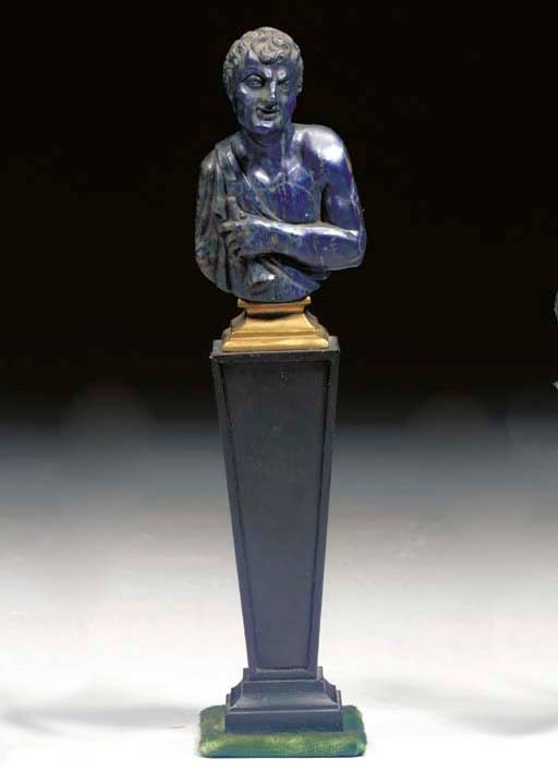 BUSTE DE FEMME EN LAPIS-LAZULI