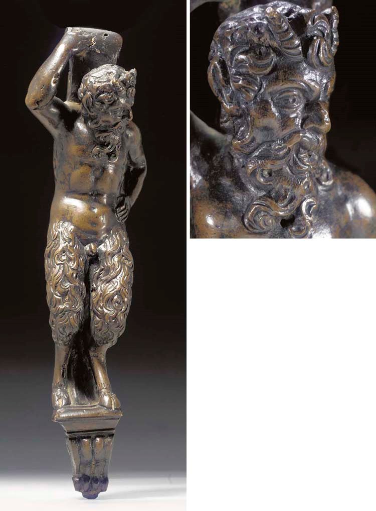 APPLIQUE EN BRONZE D'UN SATYRE REPOSANT SUR UNE CONSOLE