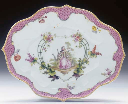 PORTE CUILLERES OVALE EN PORCELAINE DE MEISSEN DU XVIIIEME SIECLE
