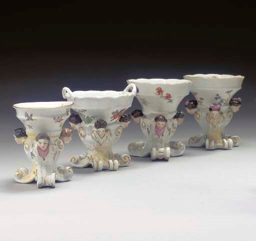 QUATRE SALIERES EN PORCELAINE DE MEISSEN DU XVIIIEME SIECLE