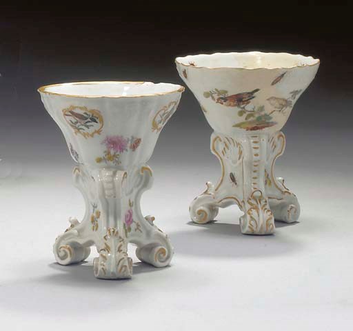 DEUX SALIERES EN PORCELAINE DE MEISSEN DU XVIIIEME SIECLE