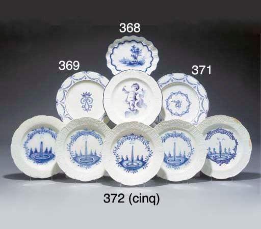 CINQ ASSIETTES EN PORCELAINE TENDRE DE CHANTILLY DU XVIIIEME SIECLE