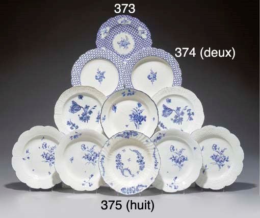 DEUX ASSIETTES EN PORCELAINE TENDRE DE CHANTILLY DU XVIIIEME SIECLE
