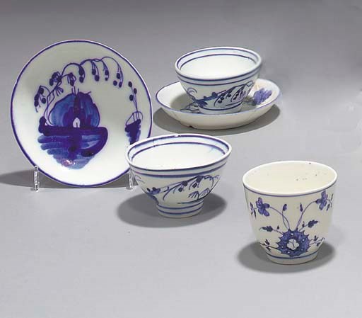 DEUX BOLS A THE ET DEUX SOUS-TASSES EN PORCELAINE TENDRE DE CHANTILLY DU XVIIIEME SIECLE