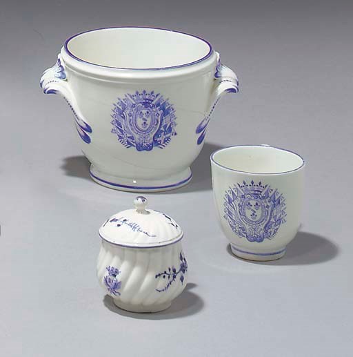 TROIS PIECES EN PORCELAINE TENDRE DE CHANTILLY DU XVIIIEME SIECLE