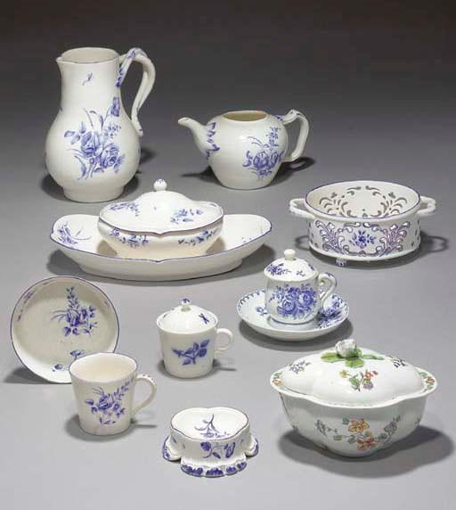 ENSEMBLE DE PORCELAINES TENDRE DE CHANTILLY DU XVIIIEME SIECLE