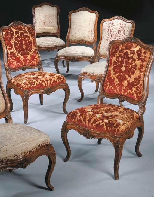 SUITE DE SIX CHAISES A CHASSIS