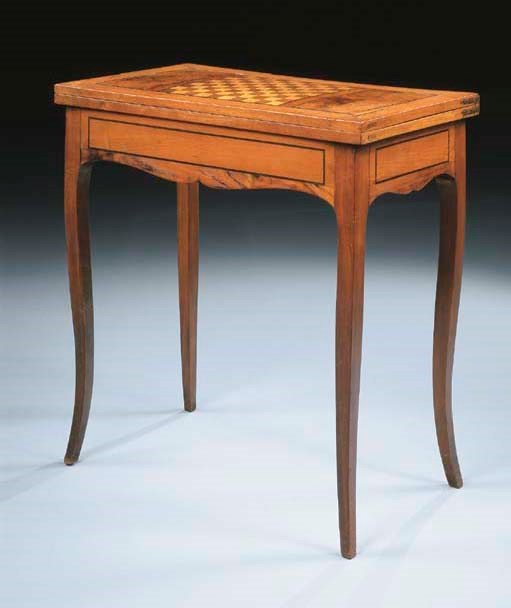TABLE A JEUX D'EPOQUE LOUIS XV