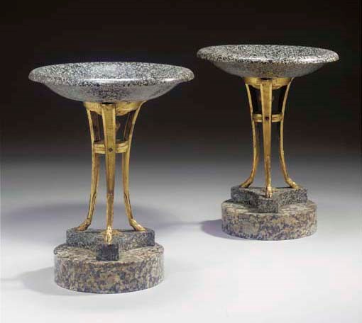 PAIRE DE COUPES TRIPODES D'EPOQUE LOUIS XVI