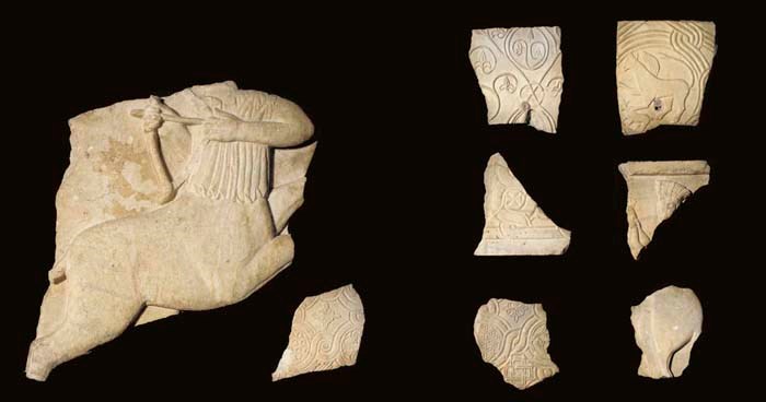 QUATRE FRAGMENTS DE BAS RELIEFS DOUBLE FACE EN MARBRE