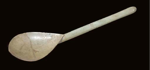 CUILLER EN STEATITE VERT PALE
