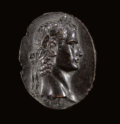 PLAQUETTE EN BRONZE REPRESENTANT UN EMPEREUR ROMAIN