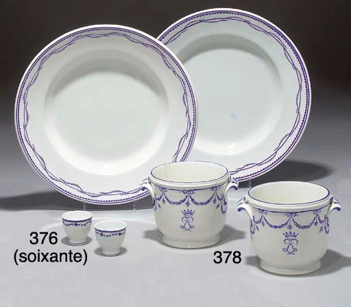 PAIRE DE RAFRAICHISSOIRS A DEMI-BOUTEILLE EN PORCELAINE TENDRE DE CHANTILLY DU XVIIIEME SIECLE