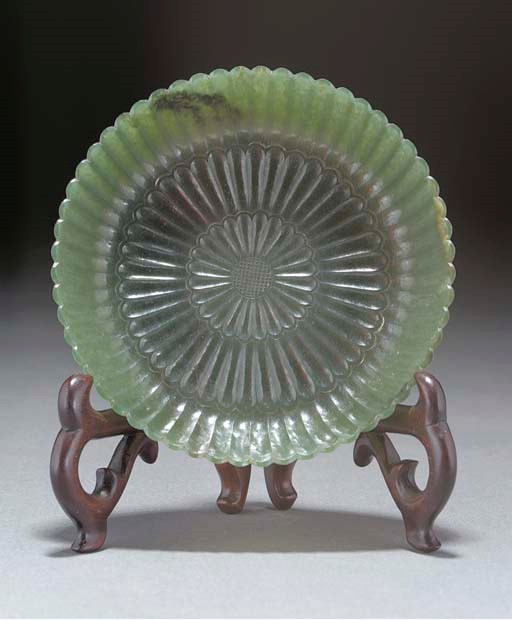 A Mughal-style Chinese spinach jade chrysanthemum dish, Early 19th Century