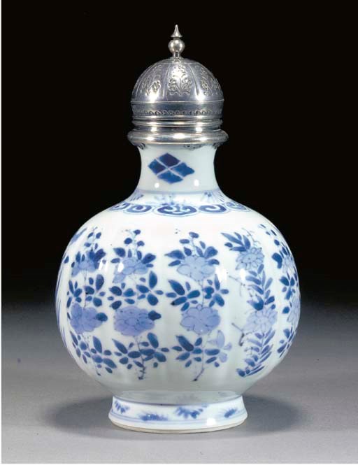 A Chinese blue and white Islamic Market huqqa base, Kangxi