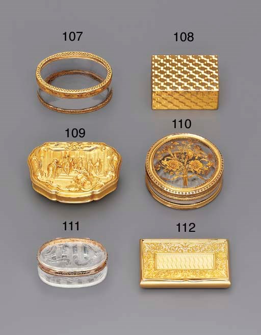 A FRENCH GOLD-MOUNTED GLASS AND GOLD WIRE BONBONNIÈRE