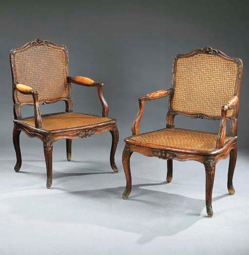PAIRE DE FAUTEUILS D'EPOQUE LOUIS XV