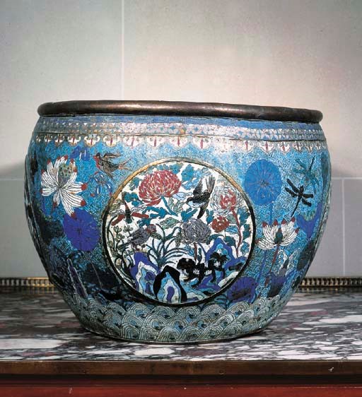 GRANDE VASQUE EN BRONZE ET EMAUX CLOISONNES