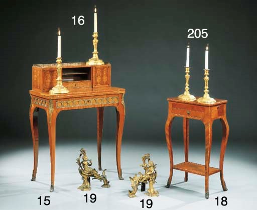 PAIRE DE BOUGEOIRS DE STYLE LOUIS XVI
