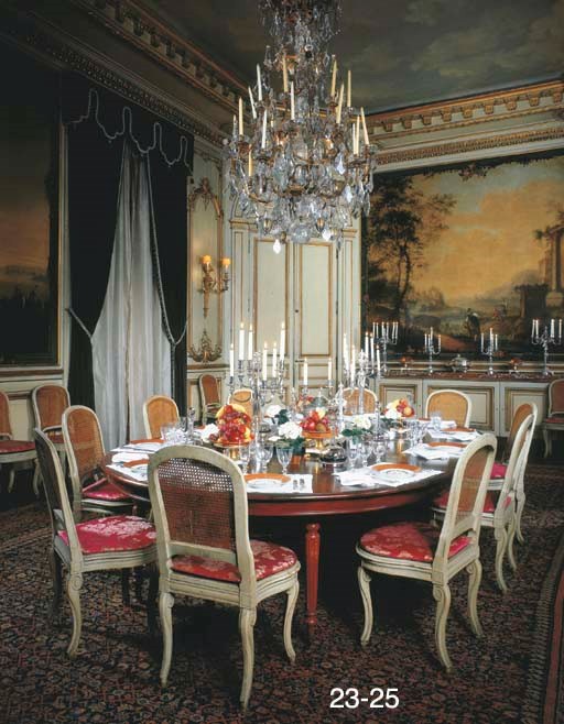 SUITE DE DOUZE CHAISES DE SALLE A MANGER DE STYLE LOUIS XVI