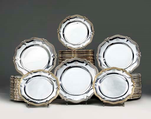 ENSEMBLE D'ASSIETTES EN ARGENT ET VERMEIL